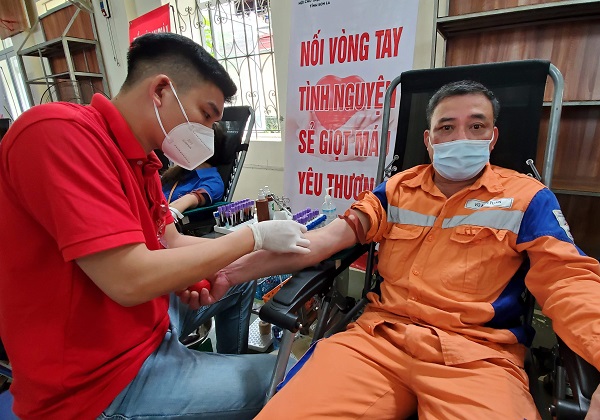 Gần 30 CBCNV tham gia hiến máu tình nguyện